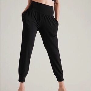 Black Athleta Cruise Jogger in Powervita Black Size XS